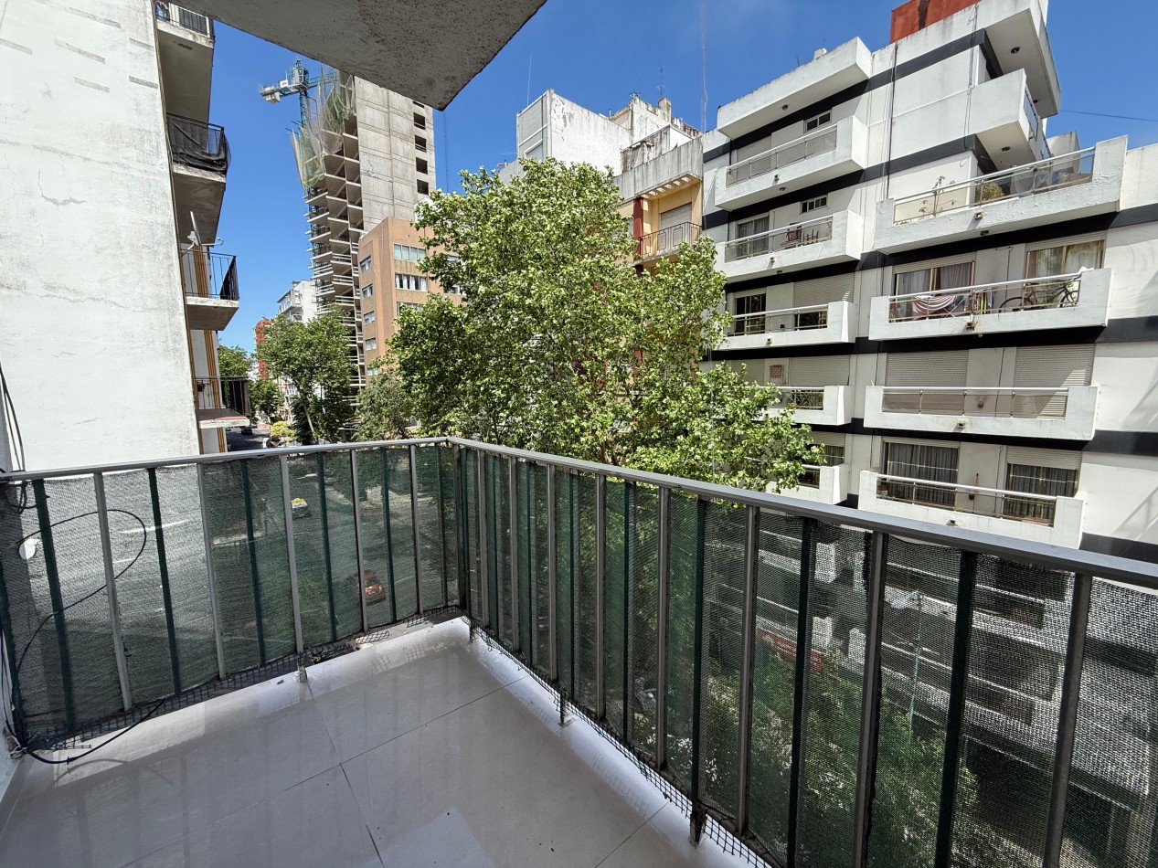 Dpto 3 Amb a la calle con Balcon - Plaza Mitre